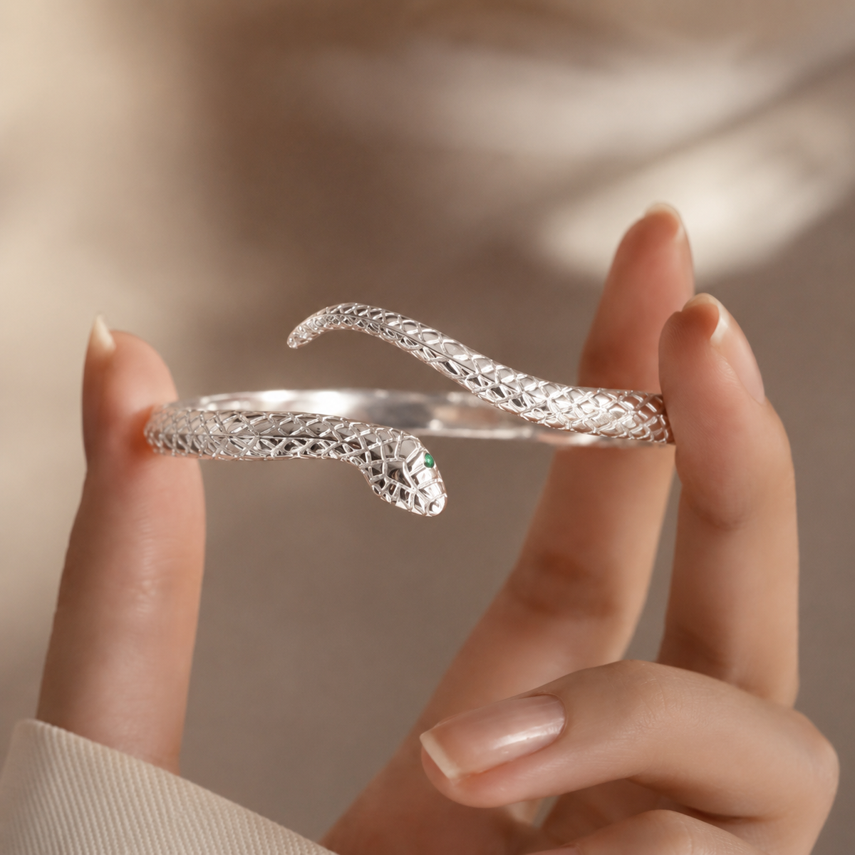 Bracciale Rigido Serpente - Elegante e Raffinato